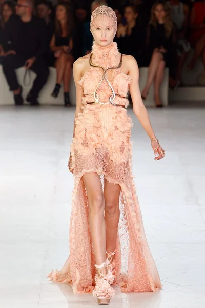 Look 16
